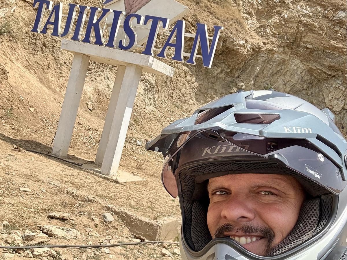 El motorista malagueño, en su entrada en Tayikistán, en Asia Central.