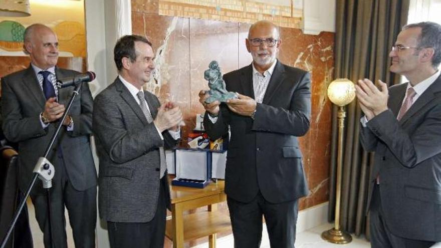 Gonzalo Vázquez recibe el premio de manos del alcalde de Vigo, en presencia del conselleiro de Cultura, Xesús Vázquez (dcha.), y el nieto de Laxiero, Carlos García-Suárez. // Marta G. Brea