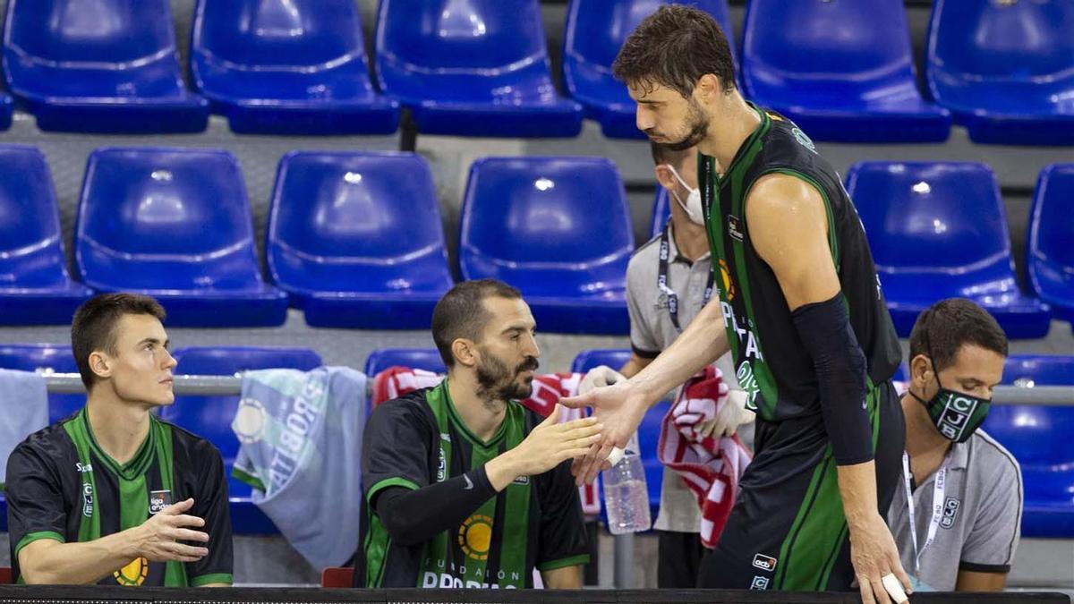 Ante Tomic saluda a Pau Ribas esta temporada con la Penya