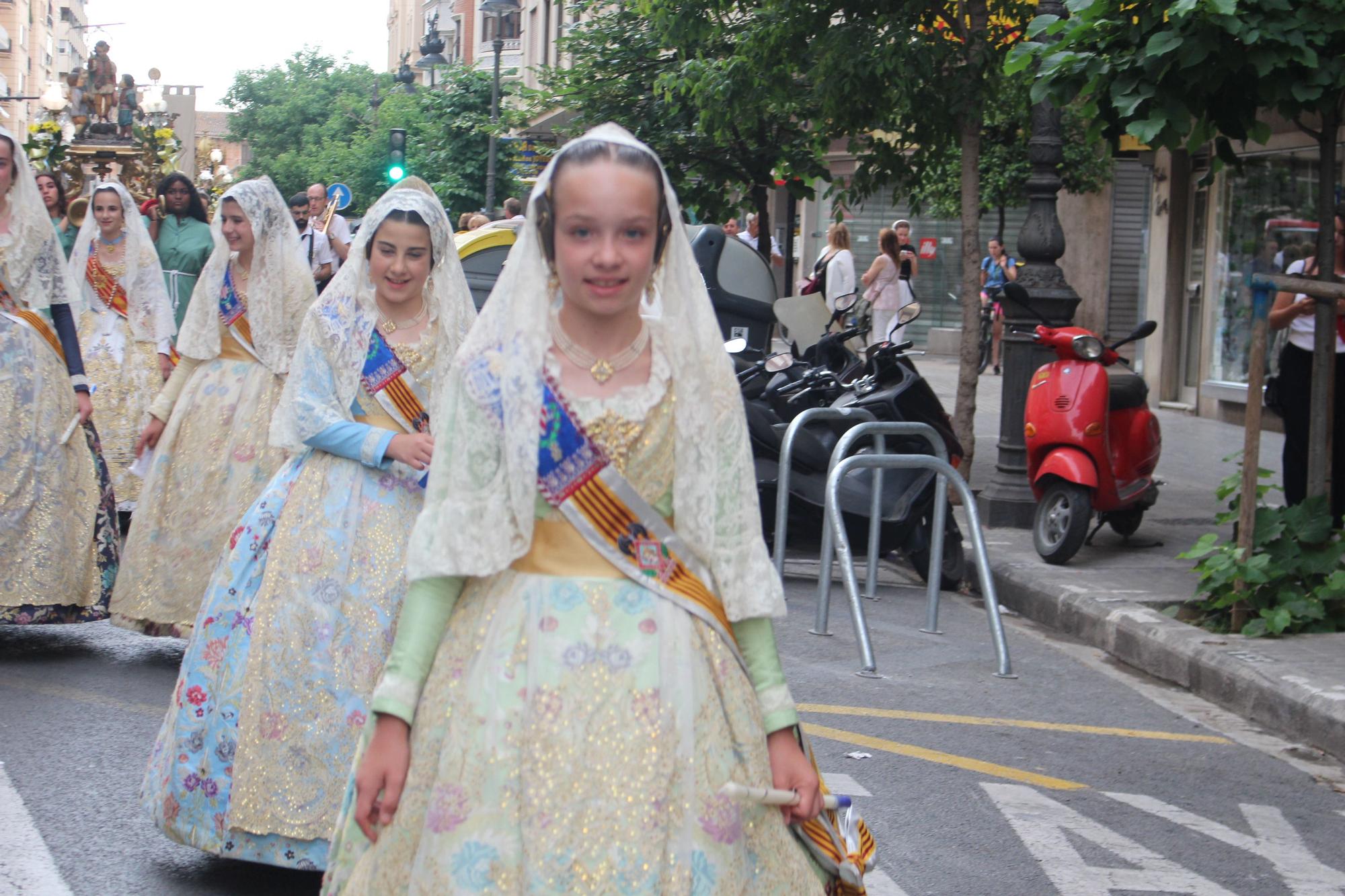 La calle San Vicente acoge la procesión "dels Xiquets" con tres generaciones falleras