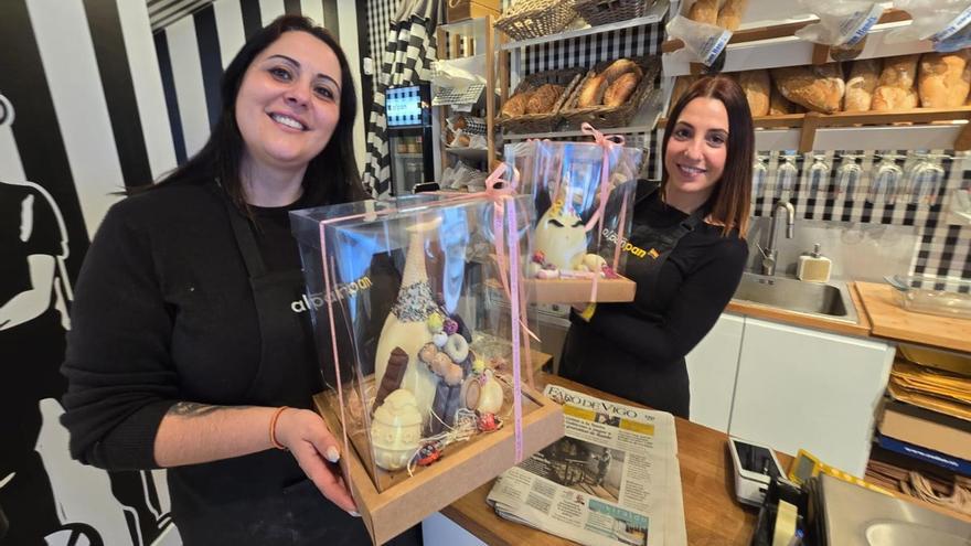 Mariné Soto Canda y Beatriz Iglesias Novas, mostrando juevos de Pascua, ayer.