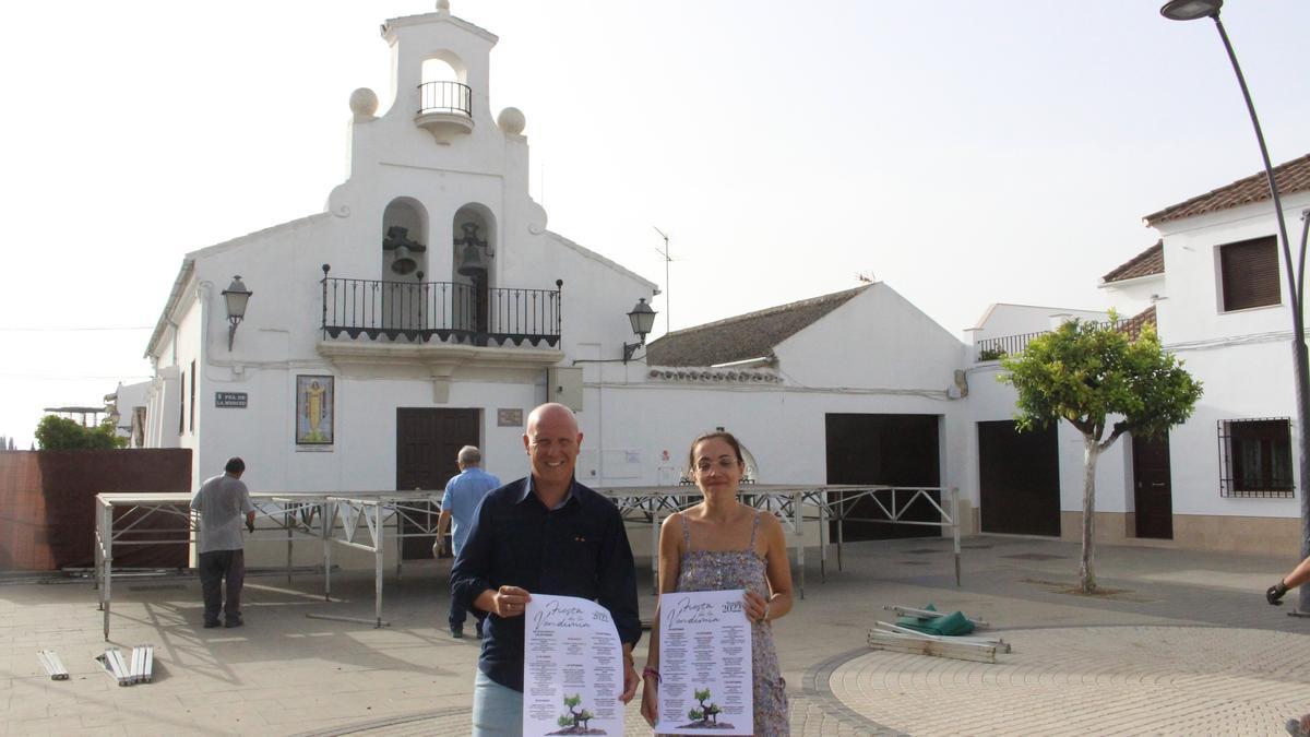 Autoridades presentan el cartel de la fiesta en la Plaza de la Merced de Montilla.