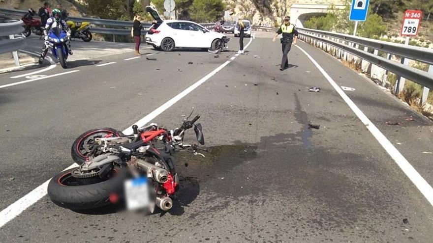 Imagen de la moto con el coche contra el que ha colisionado al fondo