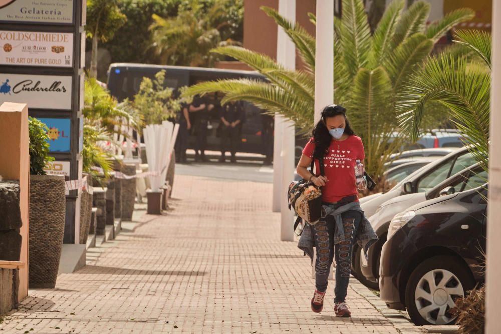 Crónica ambiente en los exteriores del H10 de Adeje Coronavirus Adeje  | 25/02/2020 | Fotógrafo: Andrés Gutiérrez Taberne