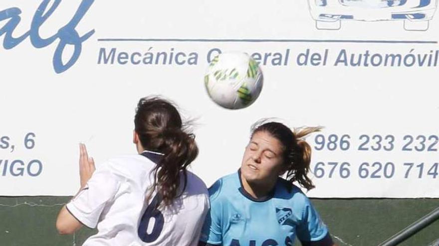 Una jugadora del Atlántida cabecea un balón. // Alba Villar