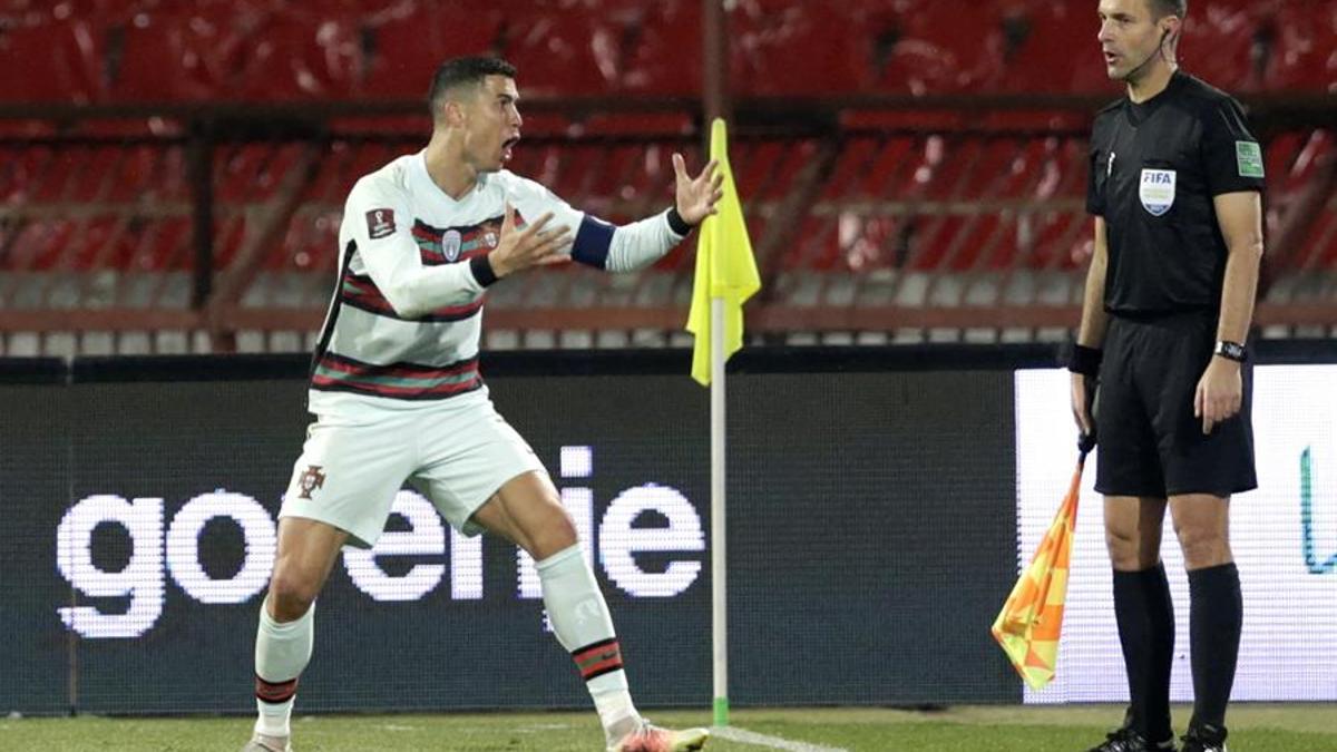 Cristiano Ronaldo discute con el juez de línea tras la decisión arbitral.