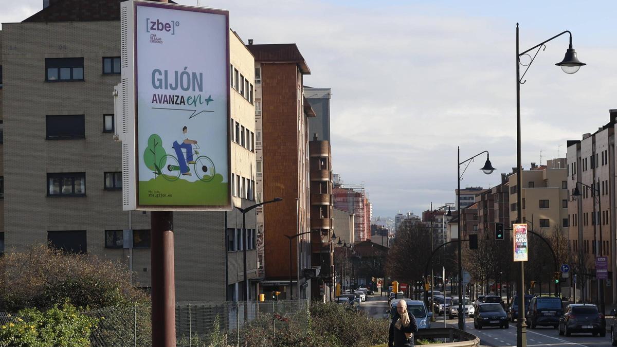 Cartel que señala la zona de bajas emisiones (ZBE) de La Calzada.