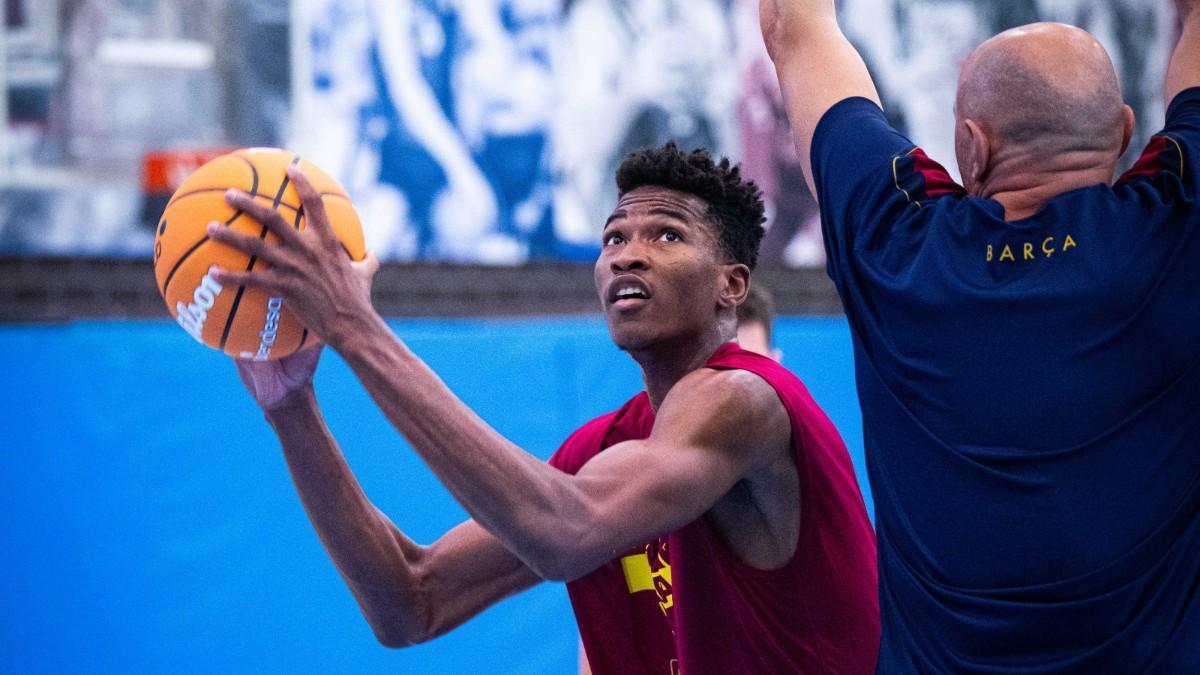 Mohamed Dabone, en un entrenamiento con el Barça