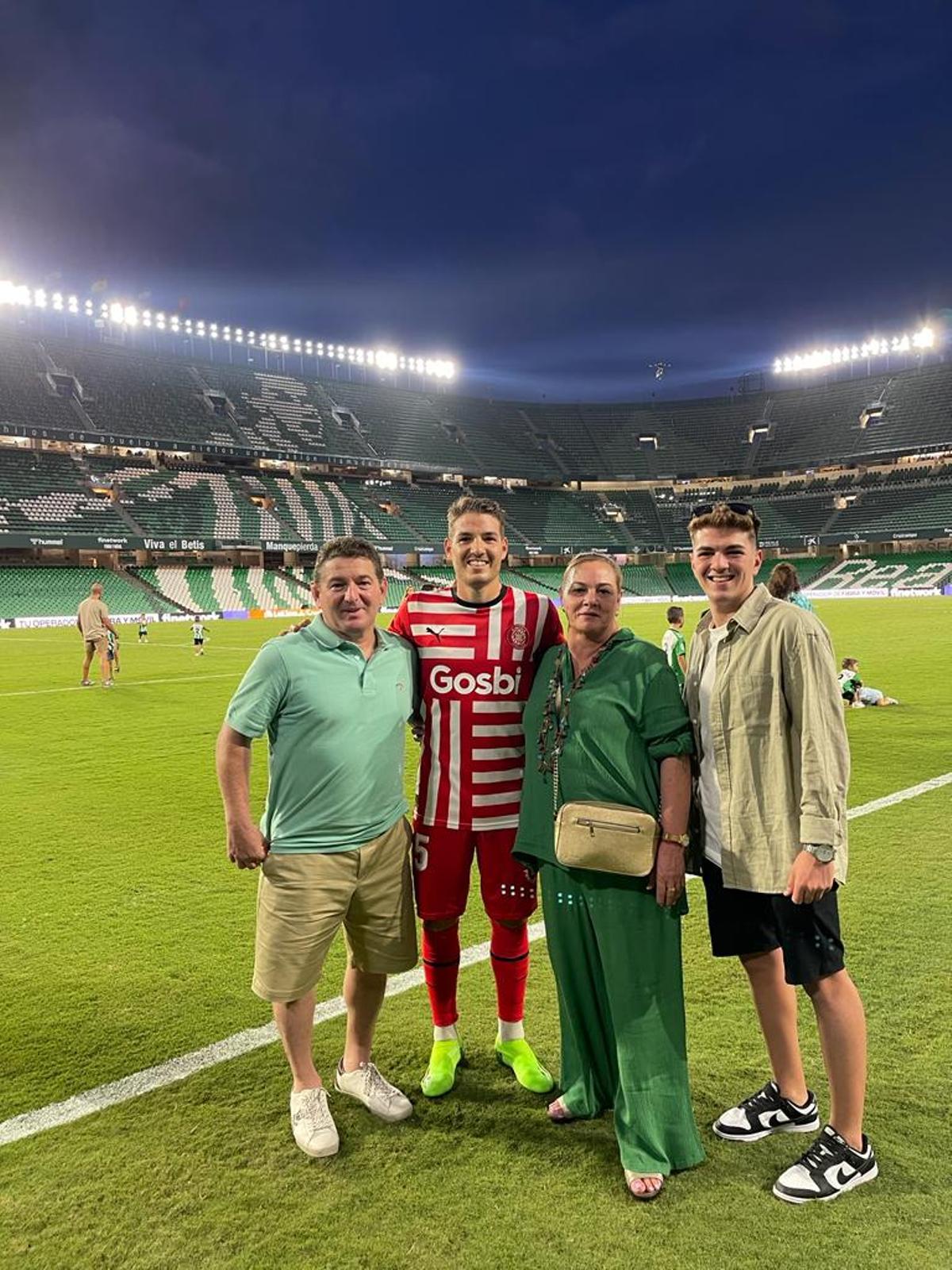 La familia, en el campo del Betis.