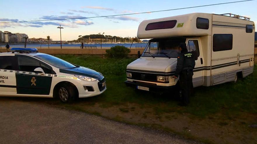 Detención de en la autocaravana estacionada en las proximidades de la playa de Santa Marta. // Guardia Civil