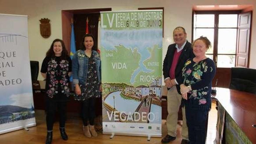 Dora Álvarez, Alba Álvarez, César Álvarez y Elena Rodríguez, con el cartel anunciador de esta edición.