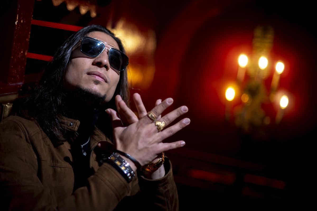 El bailaor El Yiyo, en uno de los accesos de la sala Apolo, donde actuará el jueves 25 de abril