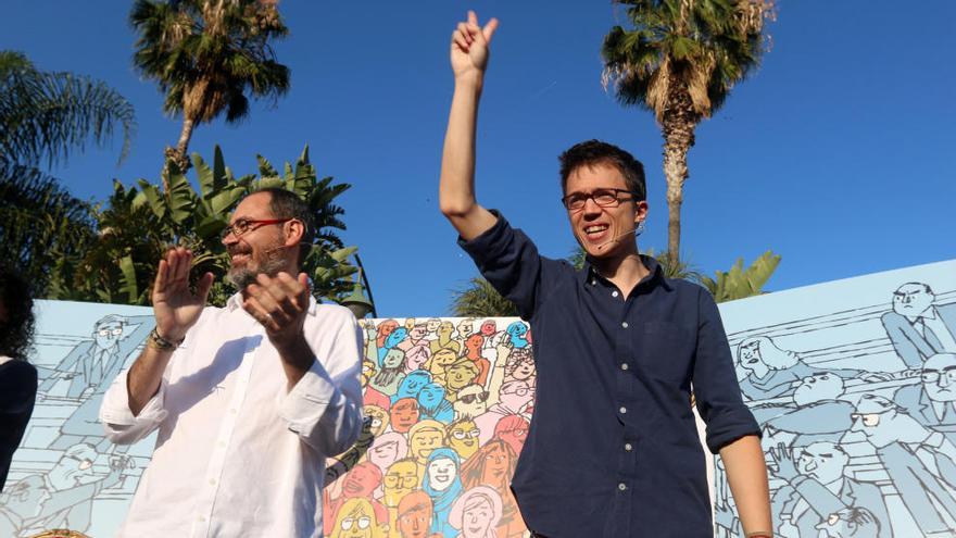 Alberto Montero e Íñigo Errejón durante en un acto de Podemos en la plaza de la Marina.