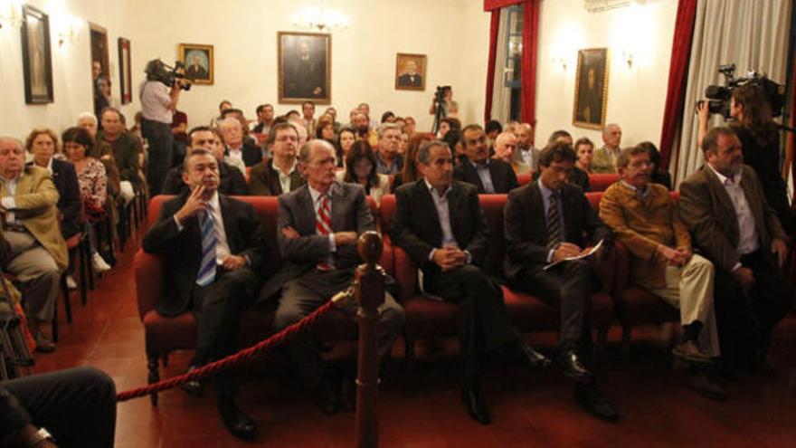 (De izda. a dcha.) Paulino Rivero, Mario Cabrera, Tomás Van de Walle y Pedro Sanginés, en el acto de ayer. | luis del rosario