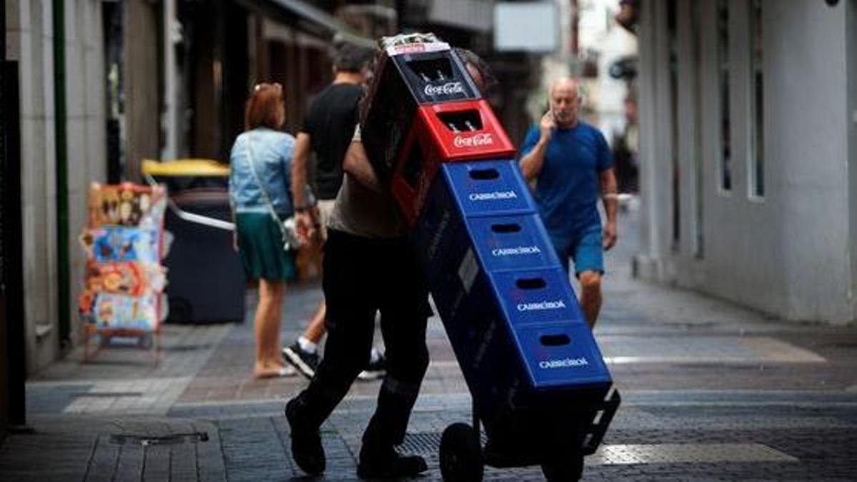 Un empleado abastece a un negocio de hostelería.