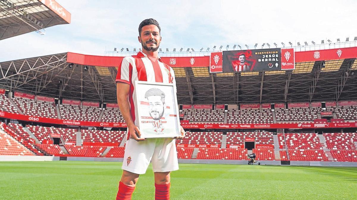 Jesús Bernal, posando en el estadio El Molinón-Enrique Castro 'Quini'.