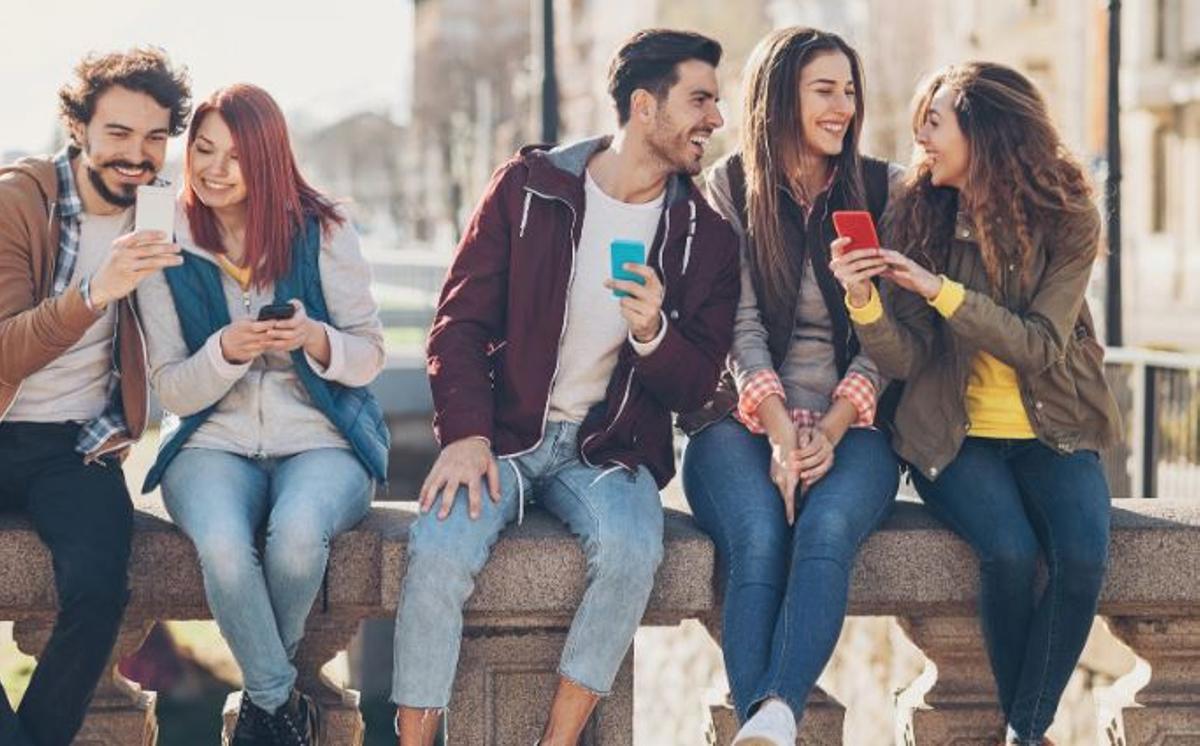 Amigos en una terraza de un bar de España.