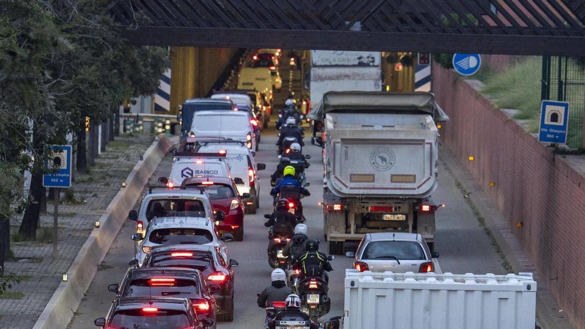 Apartador de la  Ronda Litoral, a prop  de la sortida 23.    | JORDI OTIX