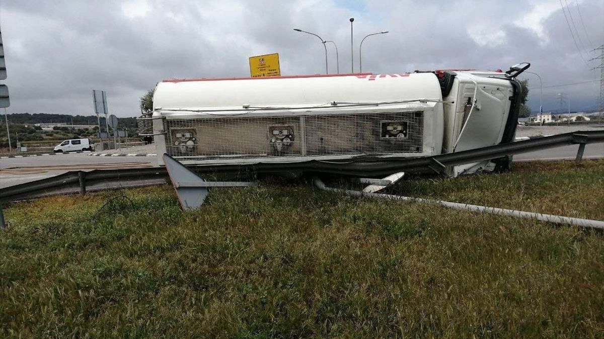 21 04 2021 Altafulla Un camion cisterna vuelca y pierde 10 000 litros de combustible en Altafulla Foto Bombers de la Generalitat
