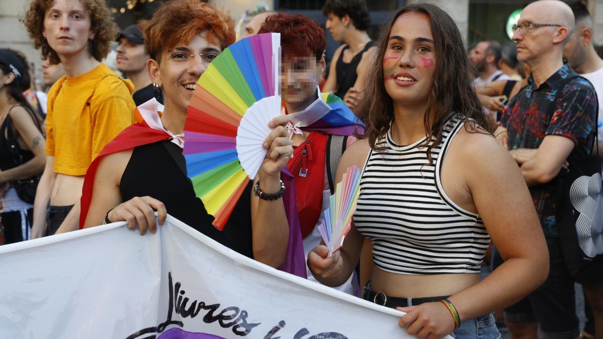 Cientos de personas participan en la marcha con motivo del Orgullo LGBTI, en Barcelona