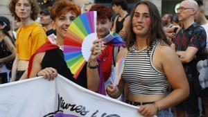 Cientos de personas participan en la marcha con motivo del Orgullo LGBTI, en Barcelona