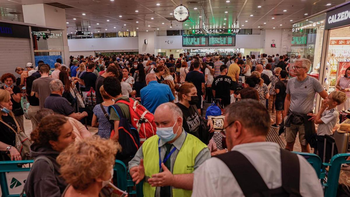 Caos en la estación de Sants en Barcelona por la suspensión del servicio de trenes AVE entre Madrid y Barcelona.