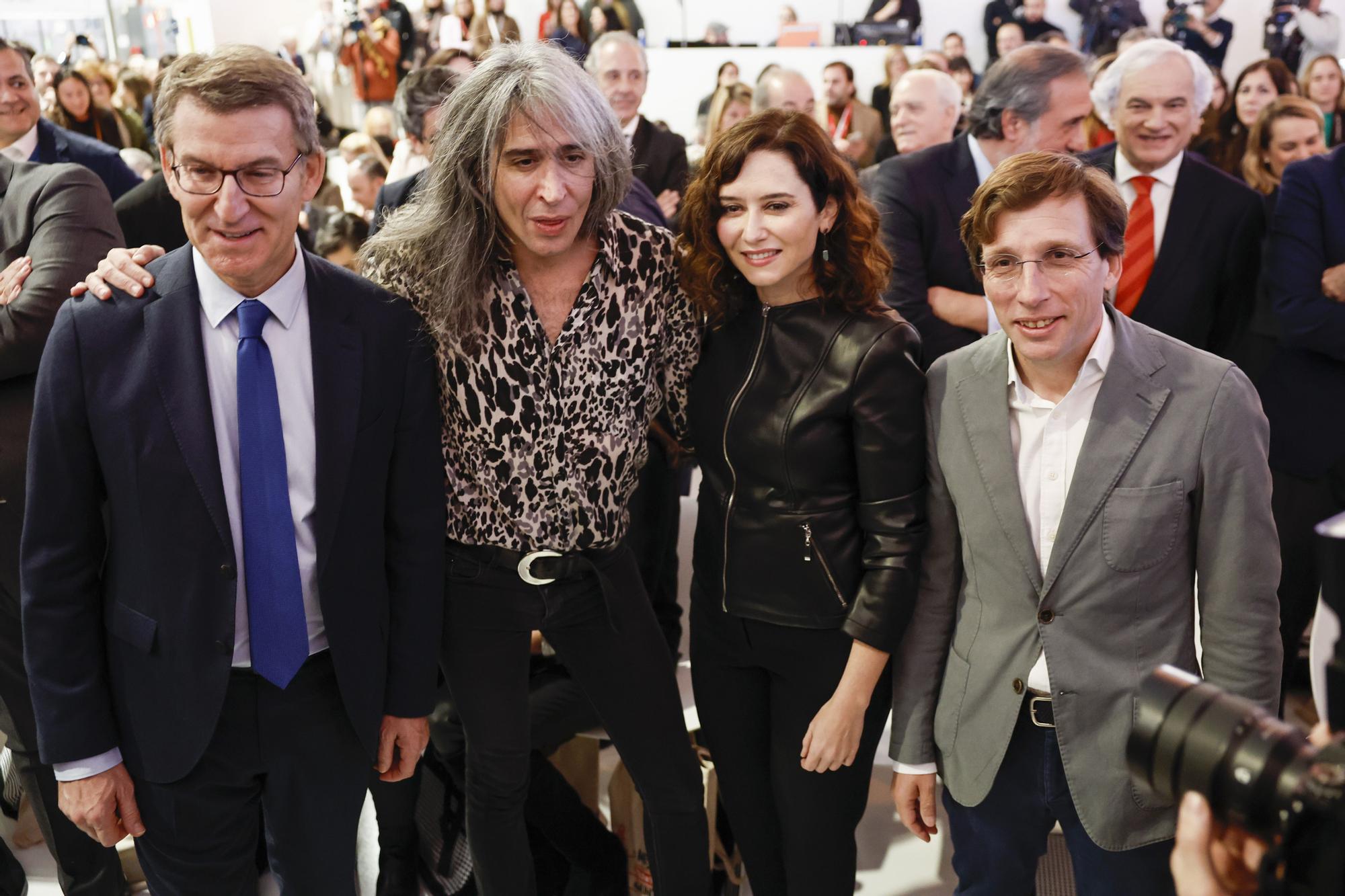 Alberto Núñez Feijóo, Isabel Díaz Ayuso y José Luis Martínez Almeida han coincidido con Mario Vaquerizo en el stand de Madrid de Fitur.