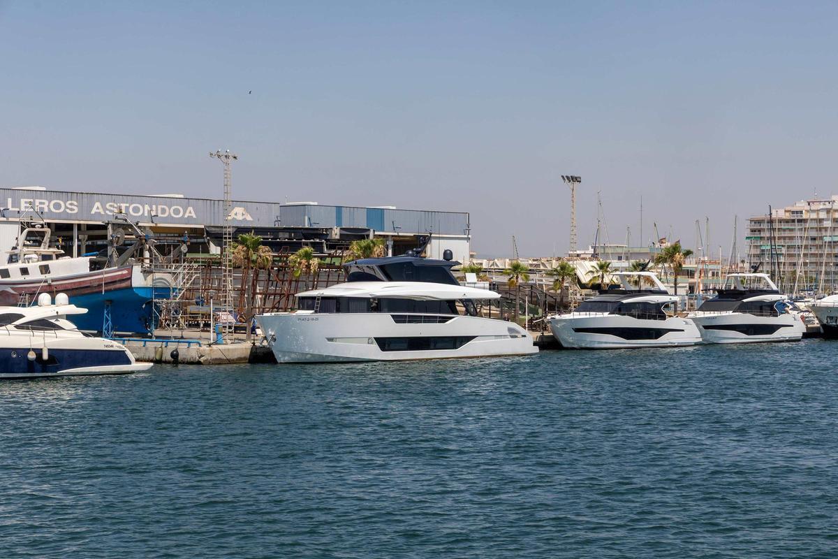Exterior de los astilleros en el puerto de Santa Pola.
