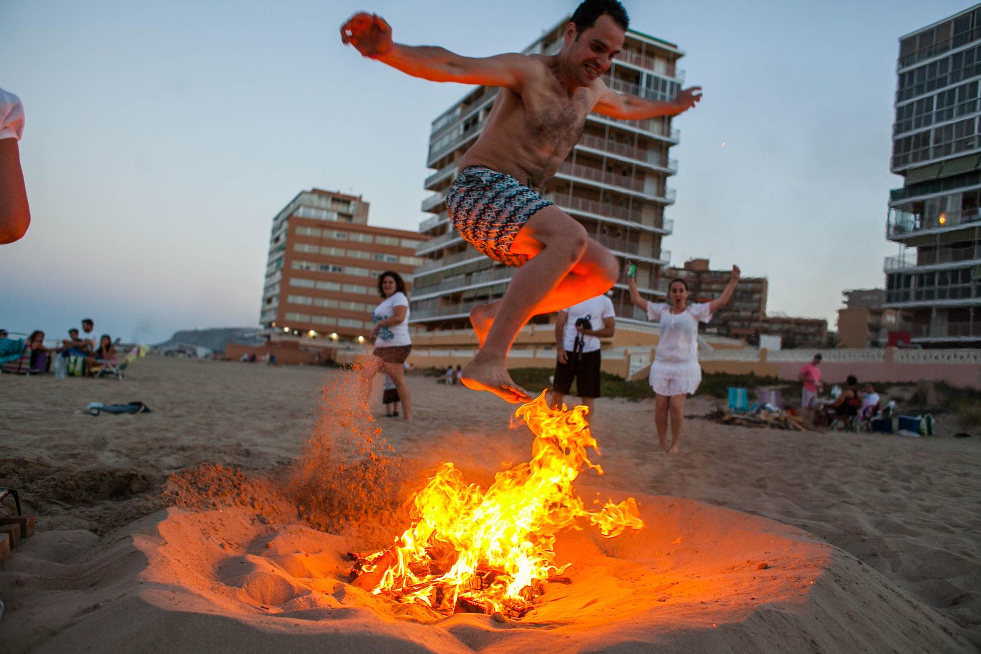 La noche del 23 de junio se prenden cientos de hogueras en las playas para celebrar la noche de San Juan.