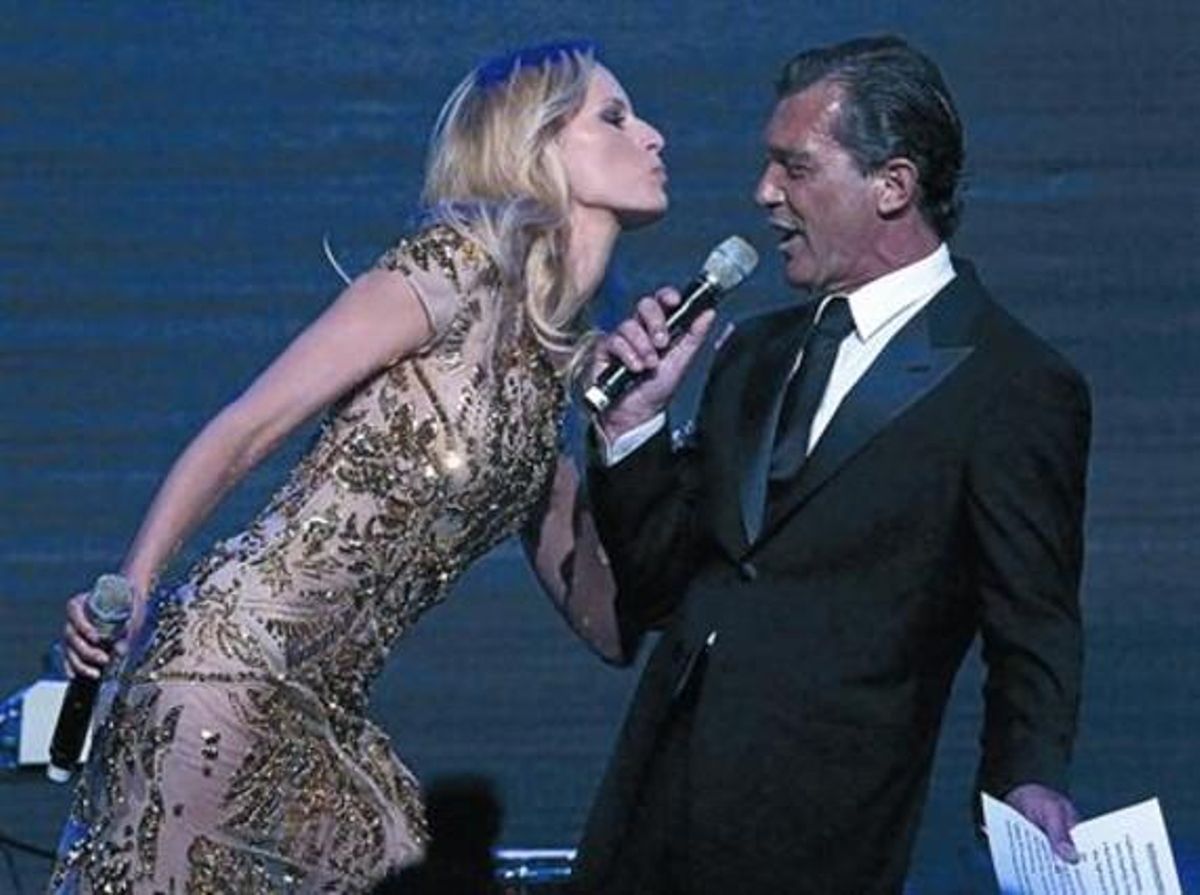 FAMOSOS I GENEROSOS 3 A dalt, a l’esquerra, Kylie Minogue, i Alec Baldwin i la seva nòvia. A la foto gran, Antonio Banderas i Karolina Kurkova mentre ell li cantava ’Bésame mucho’. Sobre aquestes línies, Karl Lagerfeld i Diana Kruger, i Adrien Brody i la model Eva Herzigova, dijous a la nit. FAMOSOS I GENEROSOS 3 A dalt, a l’esquerra, Kylie Minogue, i Alec Baldwin i la seva nòvia. A la foto gran, Antonio Banderas i Karolina Kurkova mentre ell li cantava ’Bésame mucho’. Sobre aquestes línies, Karl Lagerfeld i Diana Kruger, i Adrien Brody i la model Eva Herzigova, dijous a la nit.