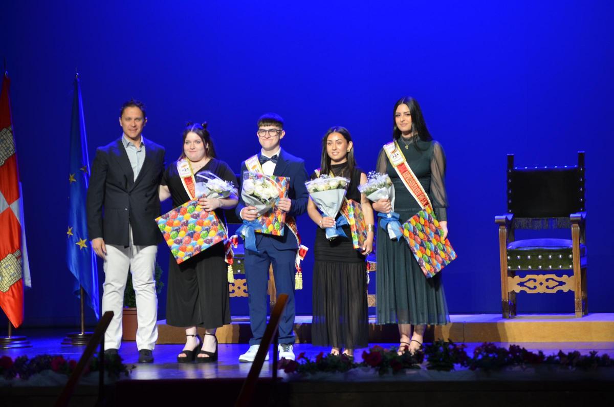 El concejal de Fiestas con los representantes de la Juventud.