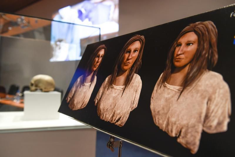 GENTE Y CULTURA  03-12-2018 LAS PALMAS DE GRAN CANARIA. Reconstrucción de una aborigen del siglo VI. La conservadora del Museo Canario, Teresa Delgado, y el director de la empresa de arqueología Tibicena, muestran la reconstrucción del rostro de una aborigen del siglo VI ..  FOTOS: JUAN CASTRO  | 03/12/2018 | Fotógrafo: Juan Carlos Castro