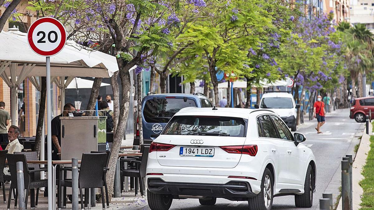 La avenida Periodista Rodolfo Salazar es la primera fuera del centro con el límite a 20 kms. | ALEX DOMÍNGUEZ