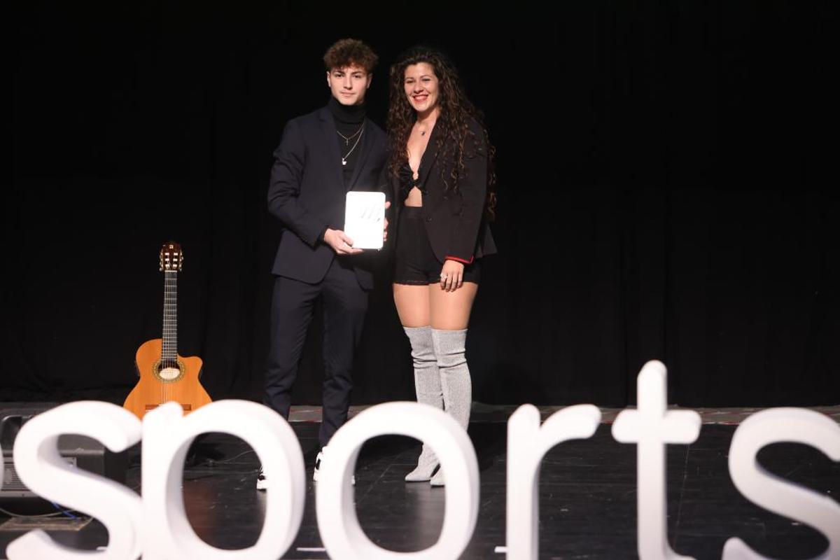 Izan Guevara, mejor promesa masculina, con el premio que le entregó la piloto Pakita Ruiz