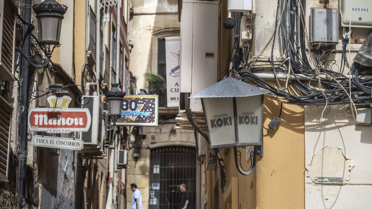 Uno de los sonómetros que miden el ruido en el Casco Antiguo de Alicante.