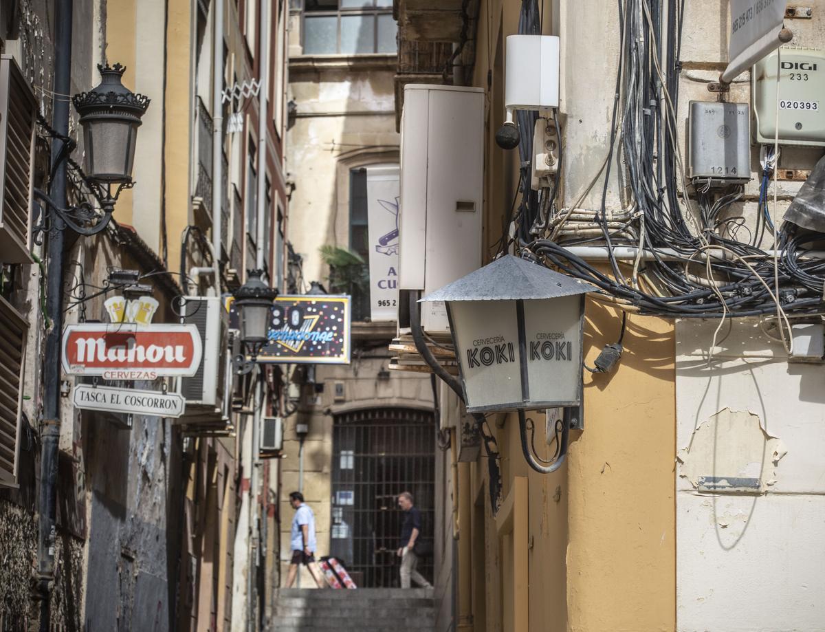 Uno de los sonómetros que miden el ruido en el Casco Antiguo de Alicante.