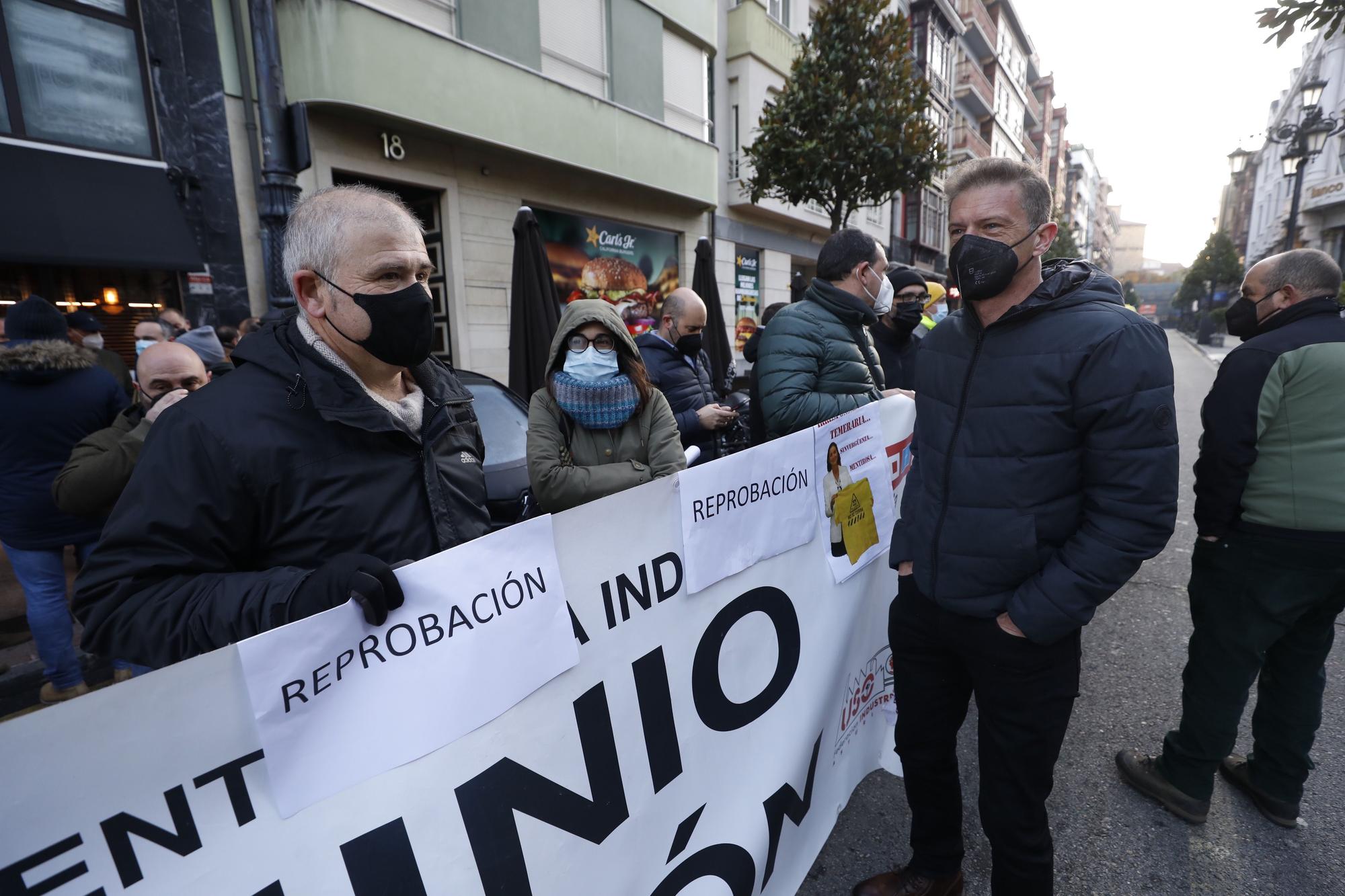 Manifestación de trabajadores de Alu Ibérica frente a la Junta