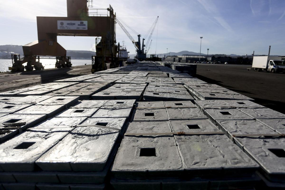 TRABAJOS DE CARGA Y DESCARGA EN EL PUERTO DE AVILÉS, EN UNA IMAGEN DE ARCHIVO