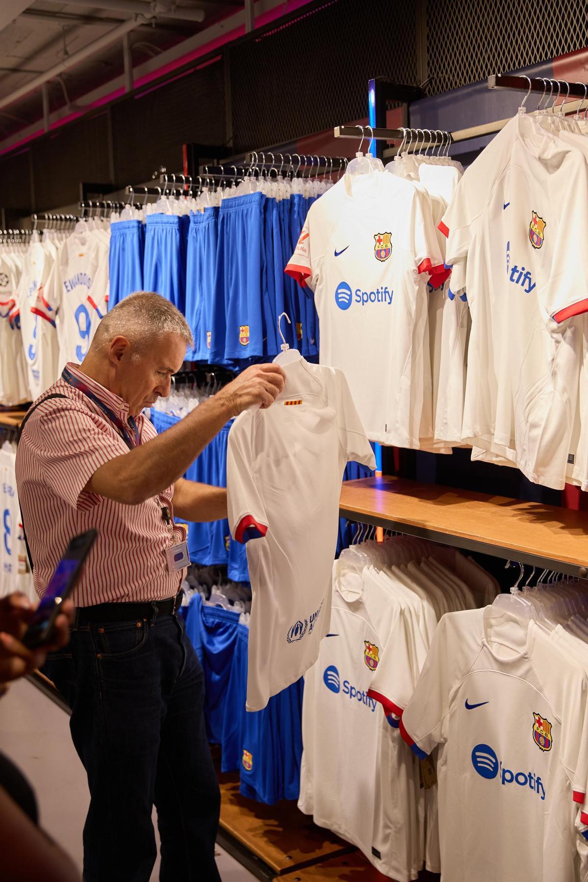 ¡Locura por la nueva camiseta blanca del Barça!