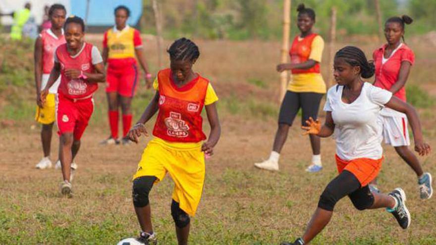 Las chicas también juegan al fútbol