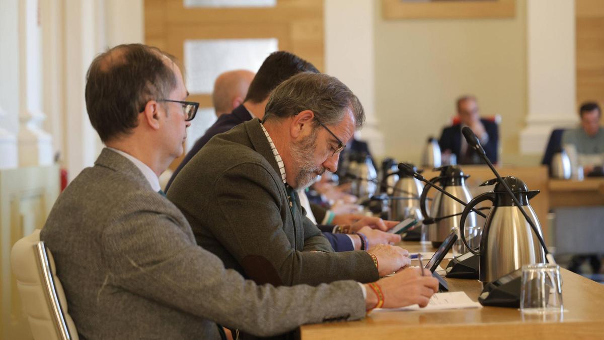 Paco Flores y Eduardo Gutiérrez, durante un pleno en Cáceres.