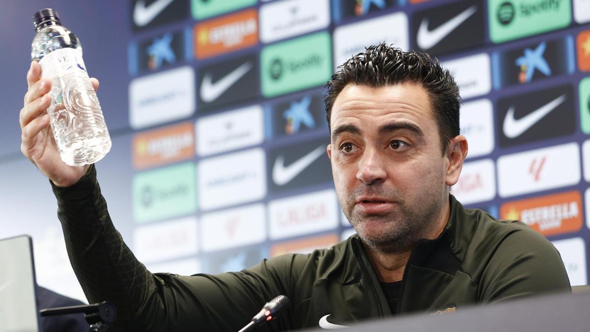 Xavi Hernández, con una botella de agua que sirve al Barça, en la sala de prensa de Sant Joan Despí.