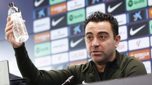 Xavi Hernández, con una botella de agua que sirve al Barça, en la sala de prensa de Sant Joan Despí.