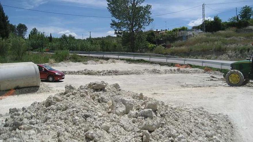 Una barrera situada en la CV 700 a su paso por Benimarfull cierra el paso a las obras.