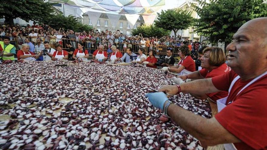 Asistencia multitudinaria a la fiesta del pulpo de O Carballiño del año pasado. // Brais Lorenzo