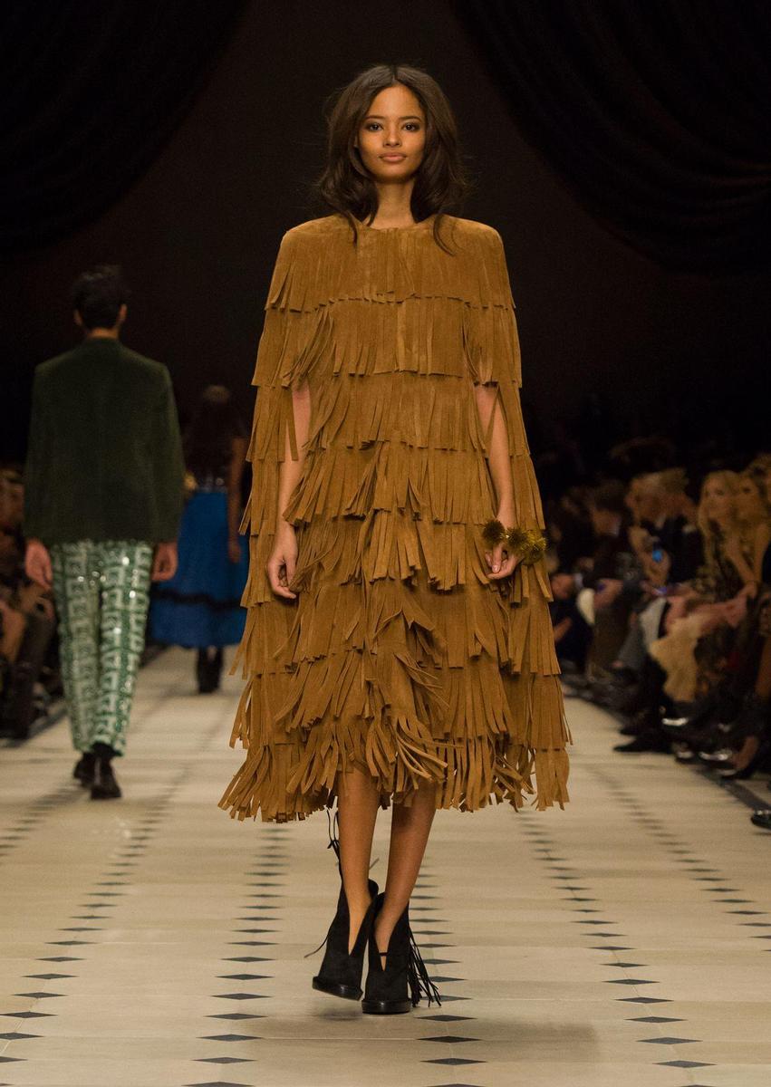 Burberry Womenswear Otoño/Invierno 2015-16, capa con flecos marrón