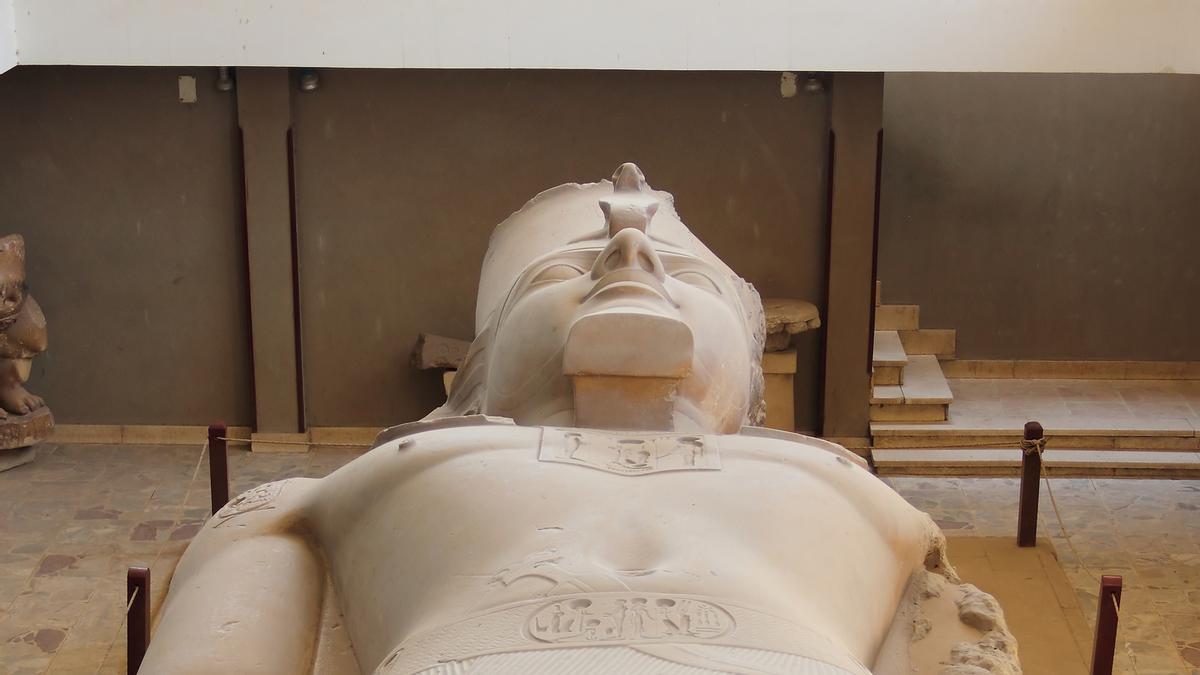 Estatua del coloso de Ramsés II yacente