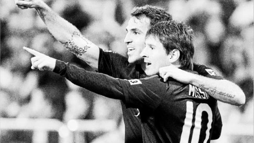 Els jugadors del FC Barcelona Leo Messi i Cesc Fàbregas, celebren a La Romareda el segon gol de la nit del davanter argentí davant el Saragossa.