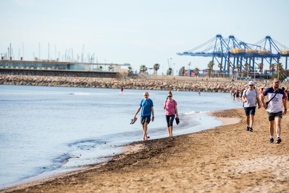 Deportistas en el Paseo Marítimo y en el Jardín del Turia de València