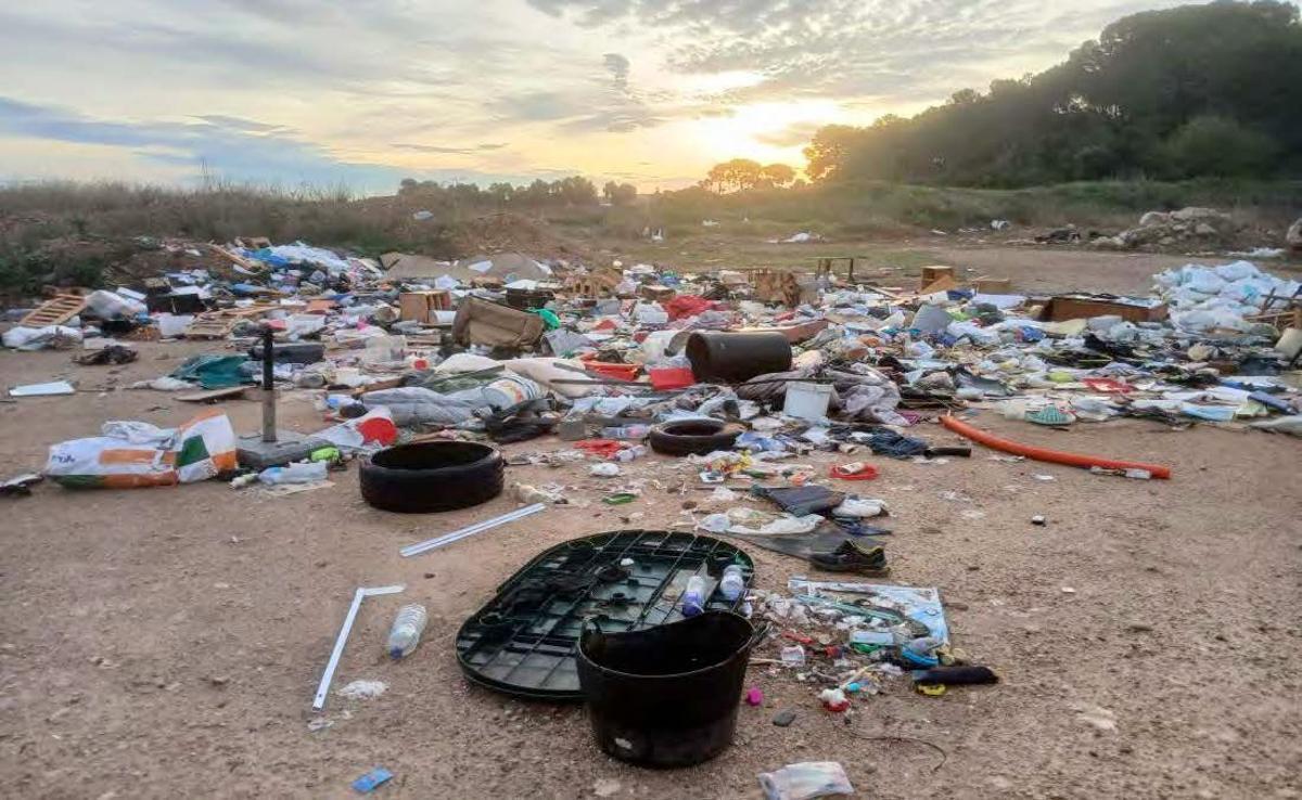 Vertidos ilegales en Manises.